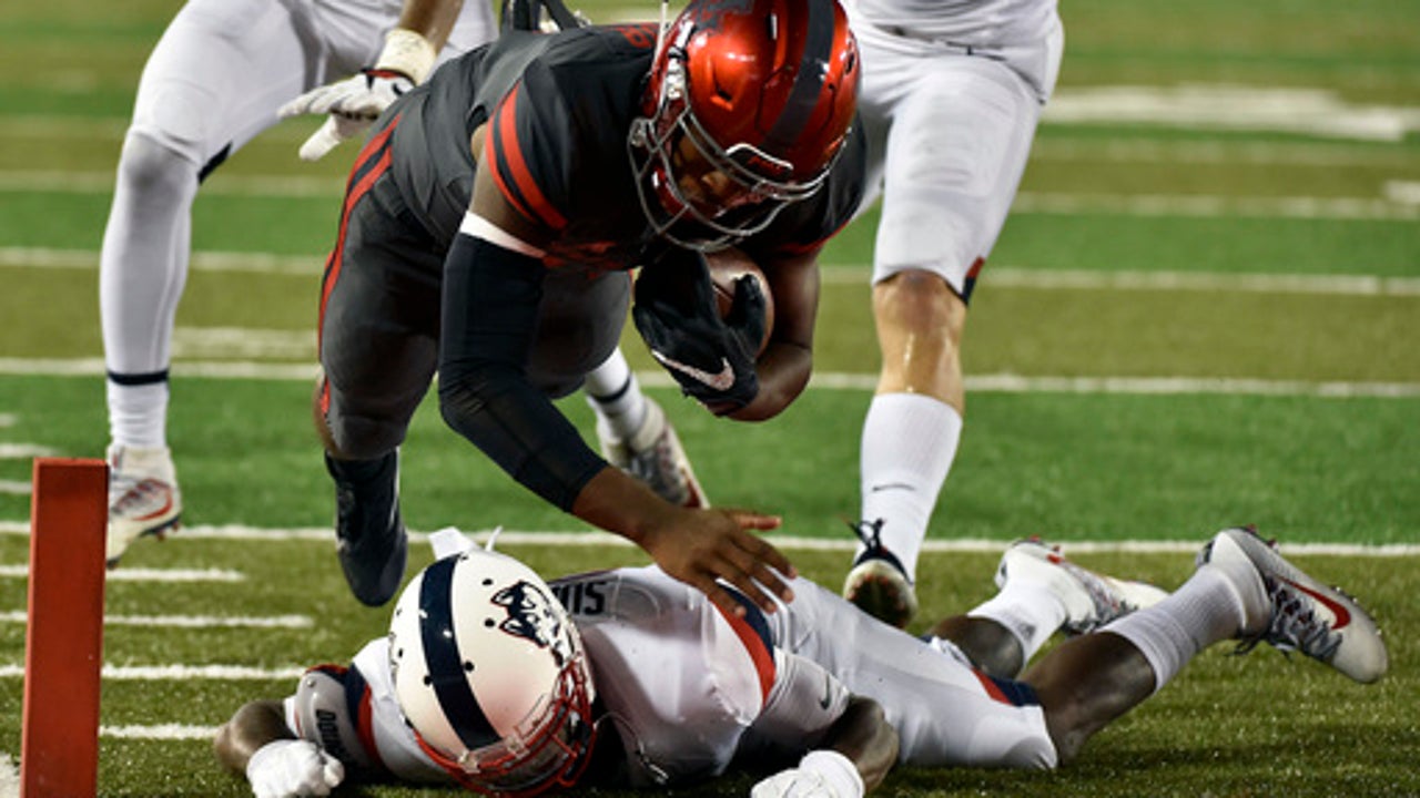 Ward has big game, No. 6 Houston beats UConn 42-14